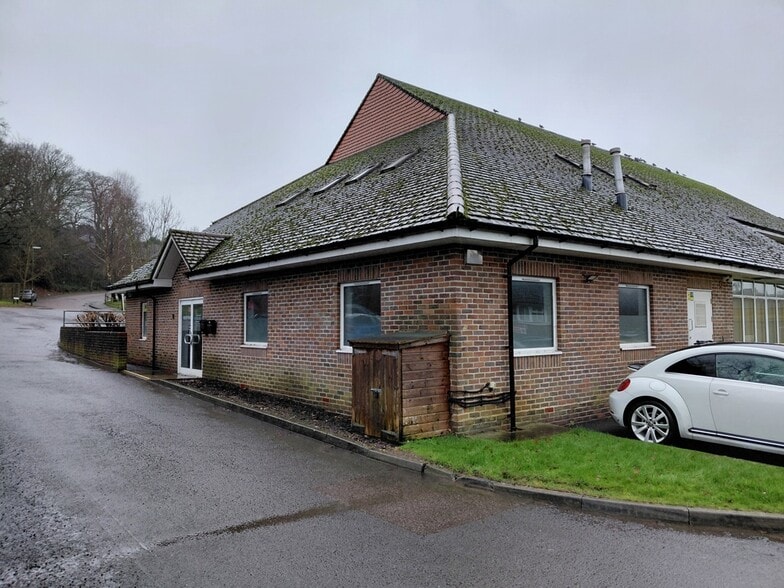 Bolding Way, Haywards Heath to rent - Building Photo - Image 2 of 4