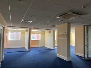 36 Dunraven Pl, Bridgend to rent Interior Photo- Image 2 of 3