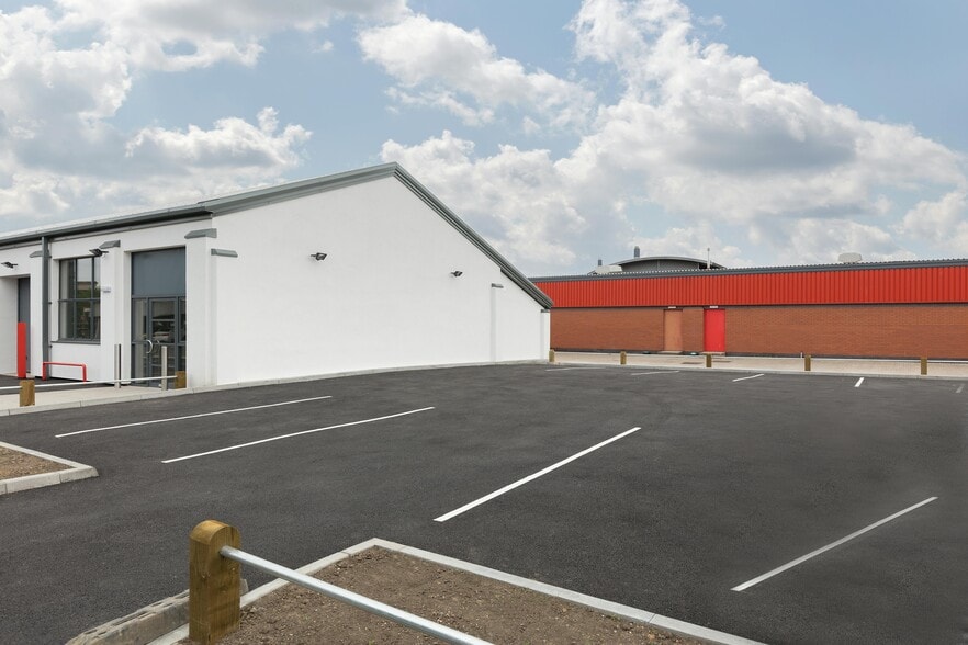 289 Aberdeen Av, Slough to rent - Building Photo - Image 2 of 4