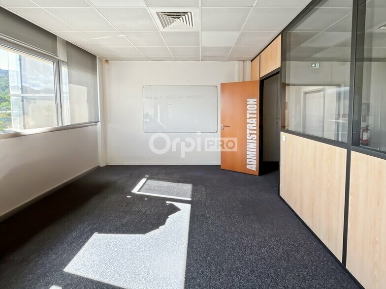 Office in Aubagne for sale - Building Photo - Image 3 of 7