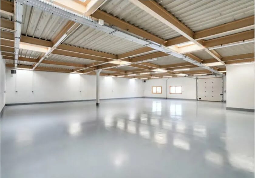 Light Industrial in Croissy-Beaubourg to rent - Interior Photo - Image 2 of 6