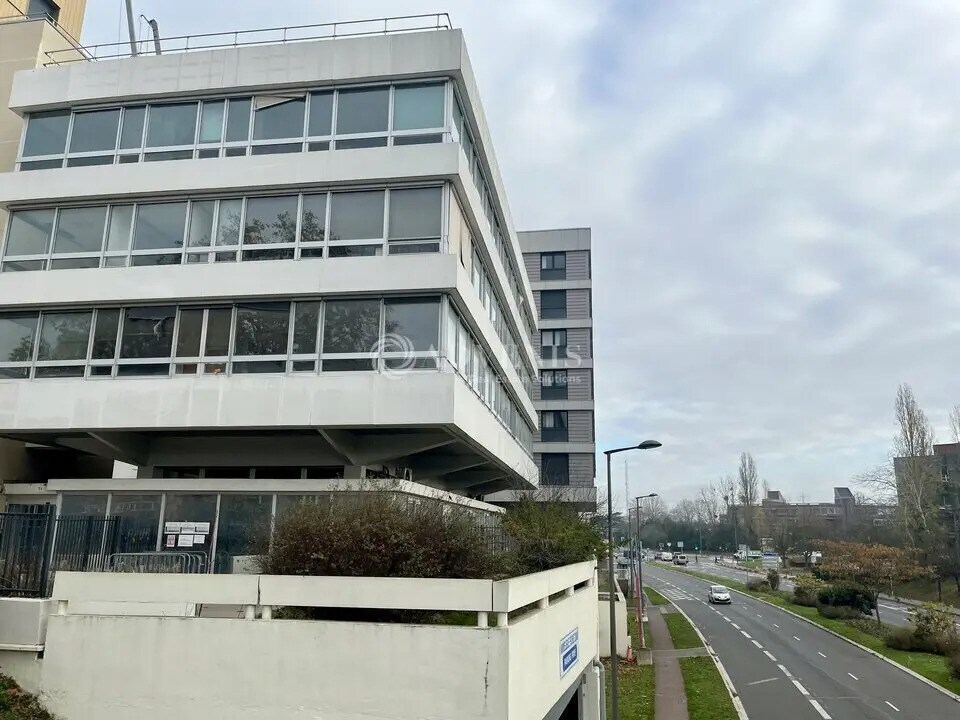 Office in Cergy to rent Building Photo- Image 1 of 9