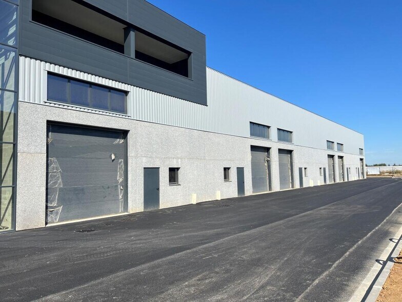 1 Rue Henry Fosse, Le Mesnil-Amelot to rent - Building Photo - Image 1 of 5
