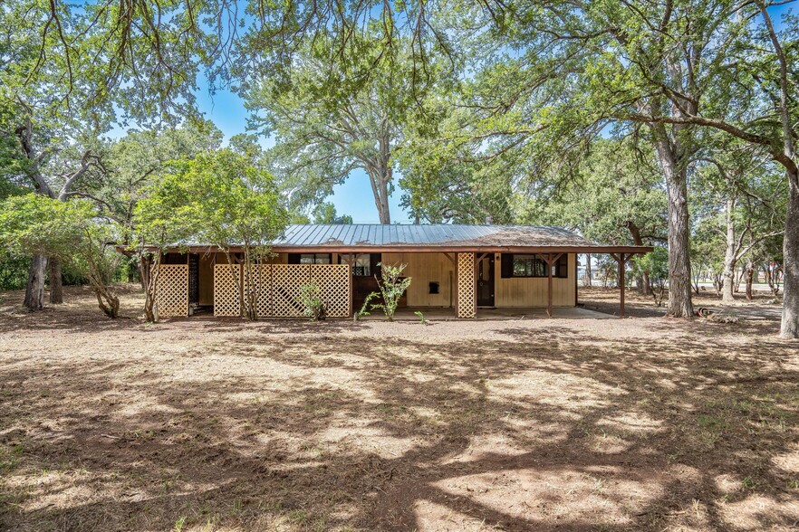 22 Chaparral Dr, Fredericksburg, TX for sale - Primary Photo - Image 1 of 27