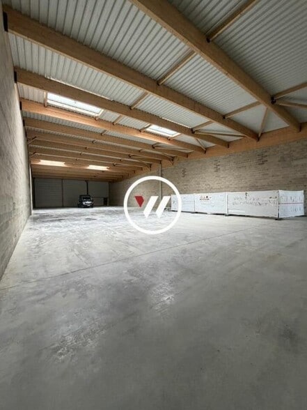 Light Industrial in Puiseux-en-France to rent - Interior Photo - Image 1 of 12