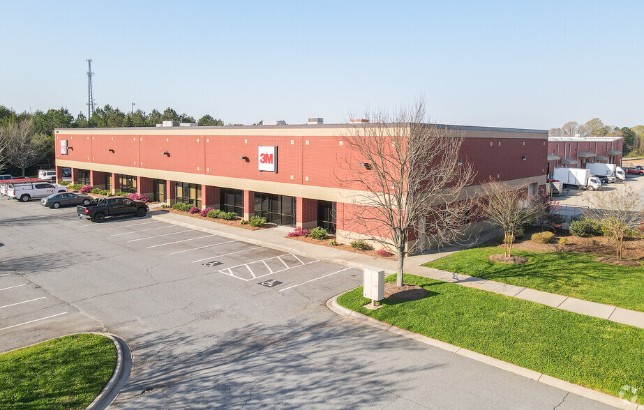 128 Talbert Rd, Mooresville, NC for rent - Building Photo - Image 1 of 14