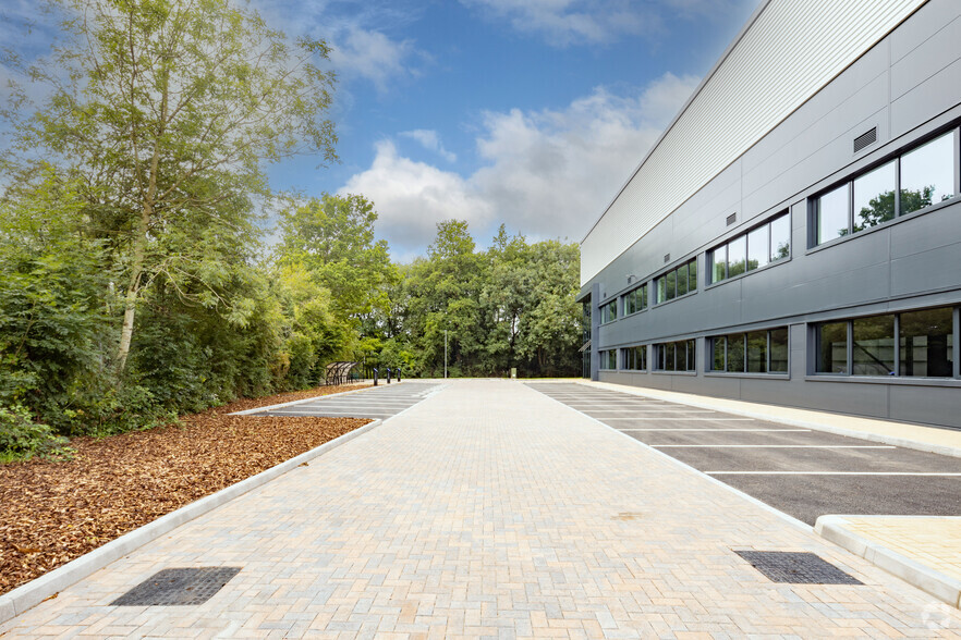 Ravensbank Dr, Redditch to rent - Building Photo - Image 3 of 25