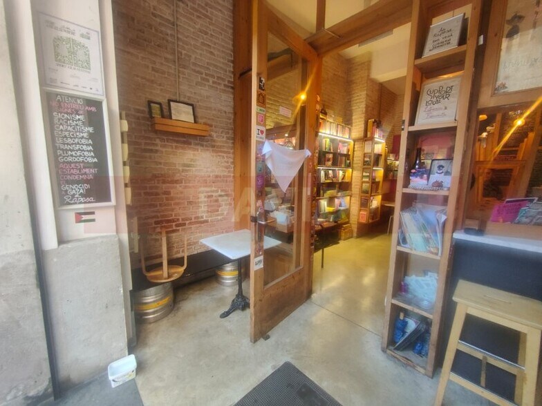 Retail in Barcelona, Barcelona to rent - Interior Photo - Image 3 of 4