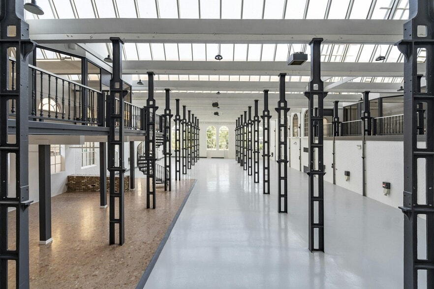 Summer Rd, Thames Ditton to rent - Building Photo - Image 3 of 30