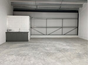 Manor Farm Yard, Upton Grey to rent Interior Photo- Image 2 of 3