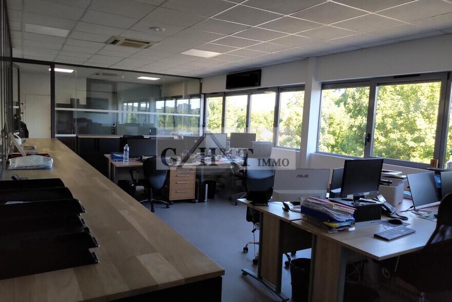 Office in Stains for sale - Interior Photo - Image 2 of 12