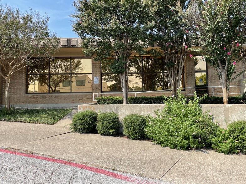 5701 Maple Ave, Dallas, TX for rent - Building Photo - Image 3 of 7