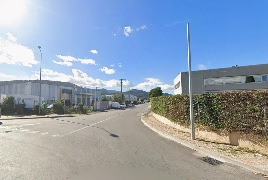 Location Local d'activités 450 m² - Photo 1