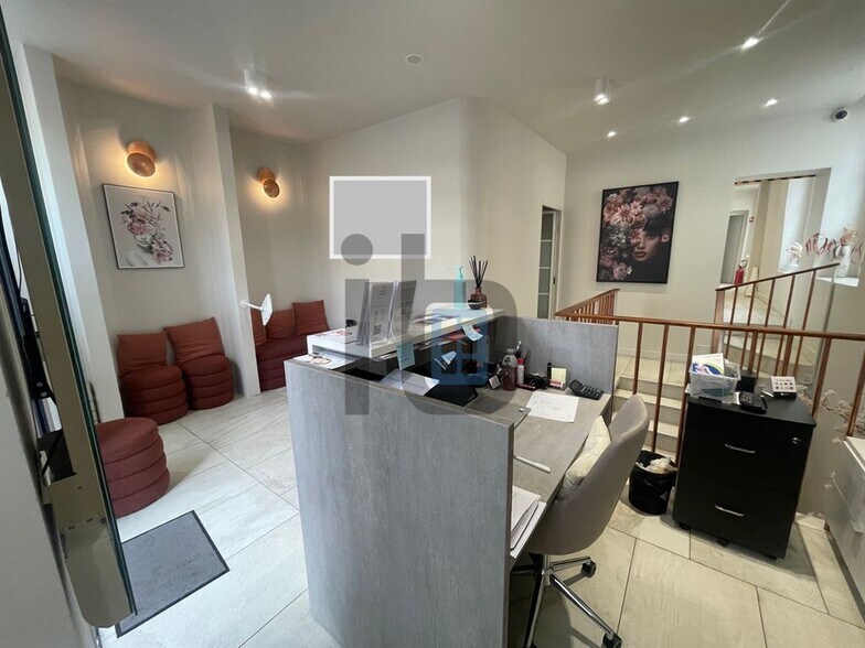 Retail in Paris to rent - Interior Photo - Image 2 of 5