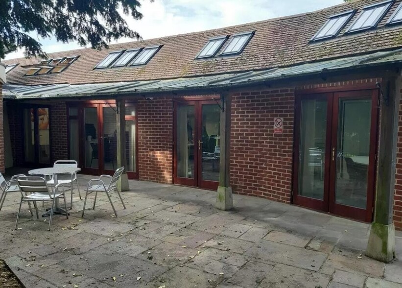 High St, Ripley to rent - Building Photo - Image 2 of 5