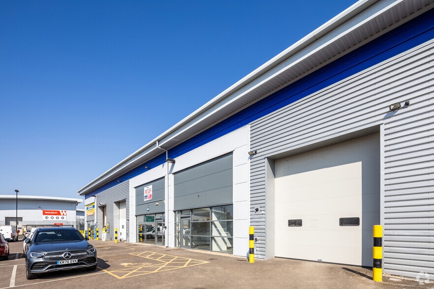 Bell Green, London to rent - Building Photo - Image 2 of 11