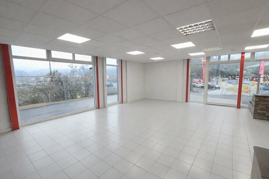 Retail in Bourgoin-Jallieu to rent - Interior Photo - Image 2 of 6