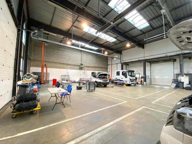Light Industrial in Élancourt to rent - Building Photo - Image 2 of 14