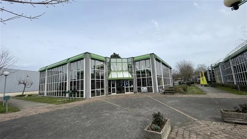 Office in Saint-Thibault-des-Vignes to rent Building Photo- Image 1 of 10