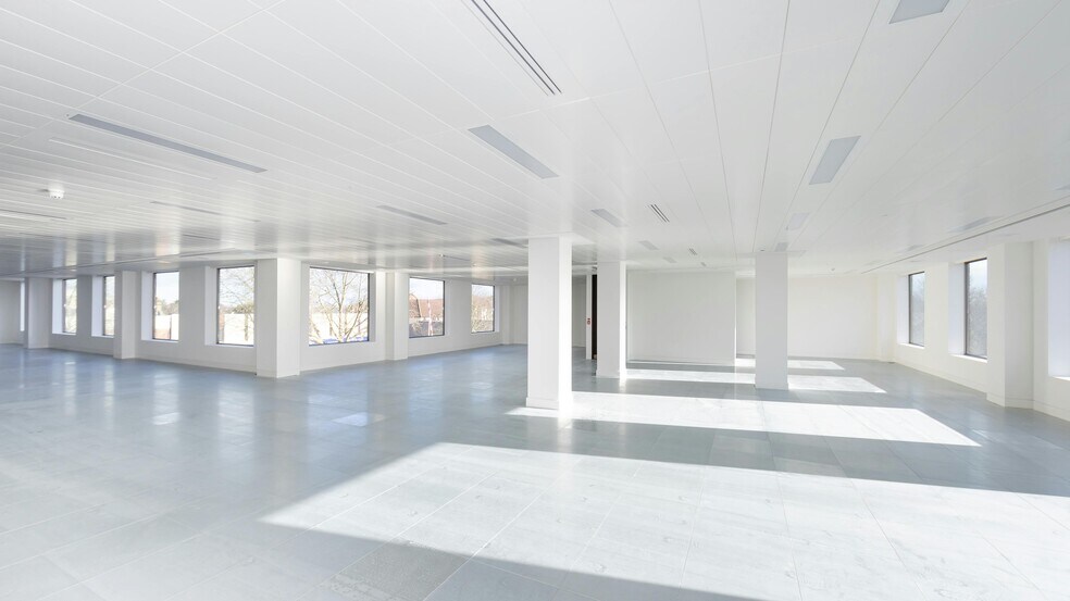 20 Kingston Rd, Staines to rent - Building Photo - Image 1 of 11