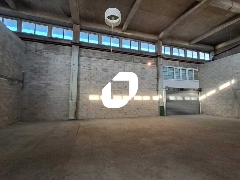 Light Industrial in Nanterre to rent - Interior Photo - Image 2 of 3