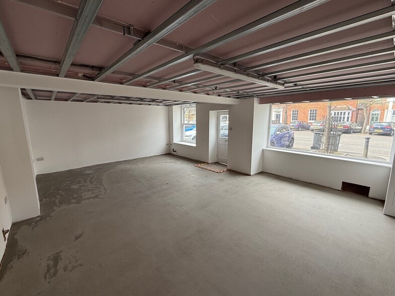 32 London End, Beaconsfield to rent - Building Photo - Image 3 of 5