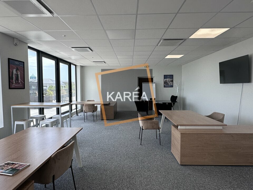 Office in Chessy to rent Interior Photo- Image 1 of 6
