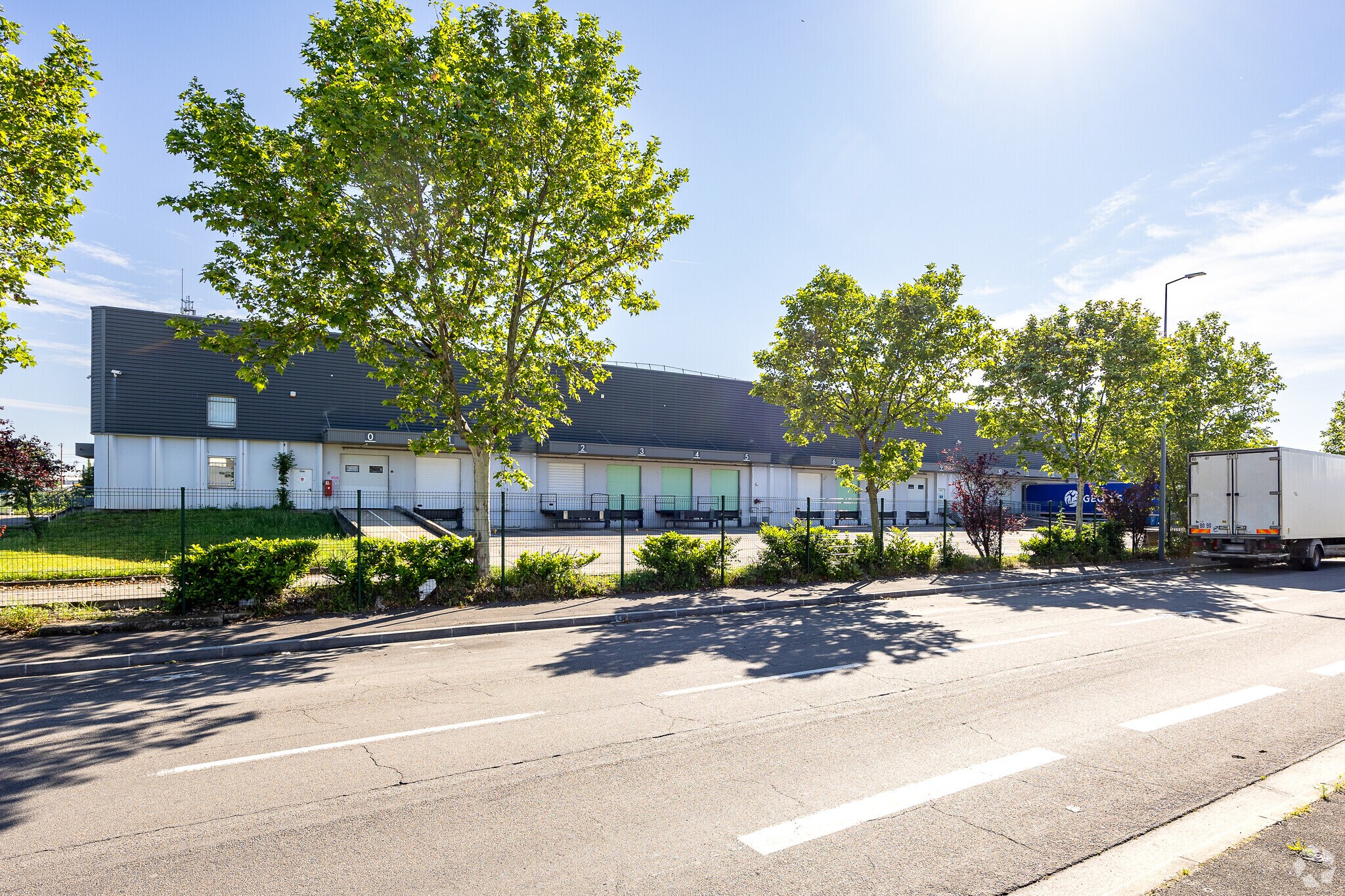 Industrial in Vénissieux to rent Building Photo- Image 1 of 17