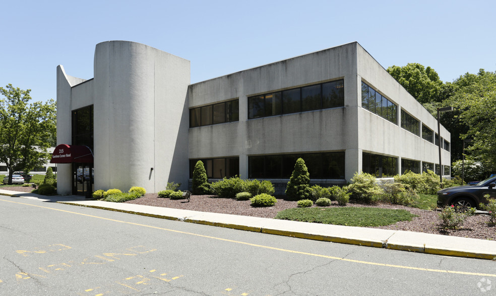 215 Gordons Corner Rd, Manalapan, NJ for rent - Building Photo - Image 1 of 4