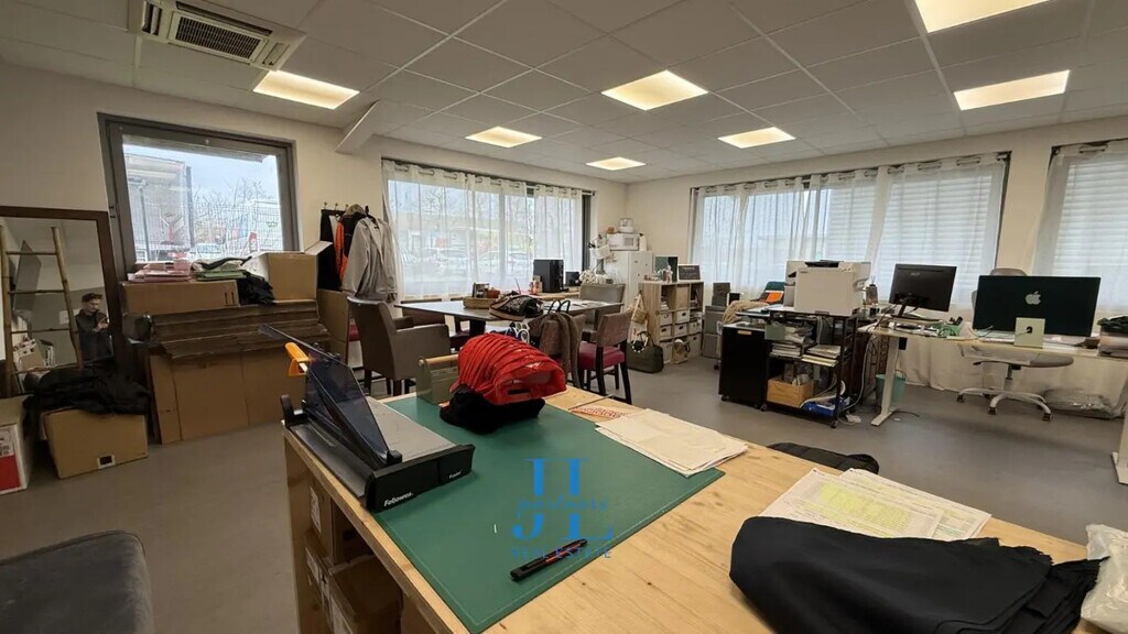 Location Local d'activités 70 m² - Photo 1