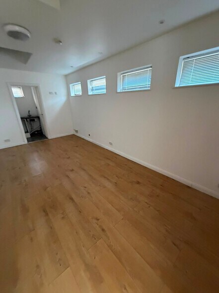 Brent St, London to rent - Building Photo - Image 3 of 5