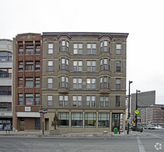 106-108 W Wells St, Milwaukee, WI for sale - Building Photo - Image 3 of 9