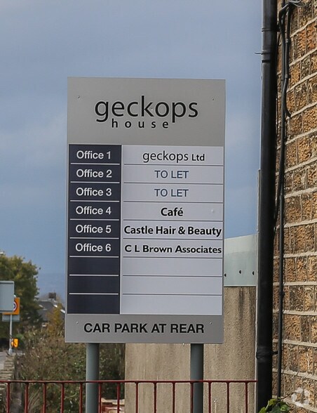 291 Wakefield Rd, Lepton to rent - Building Photo - Image 3 of 7