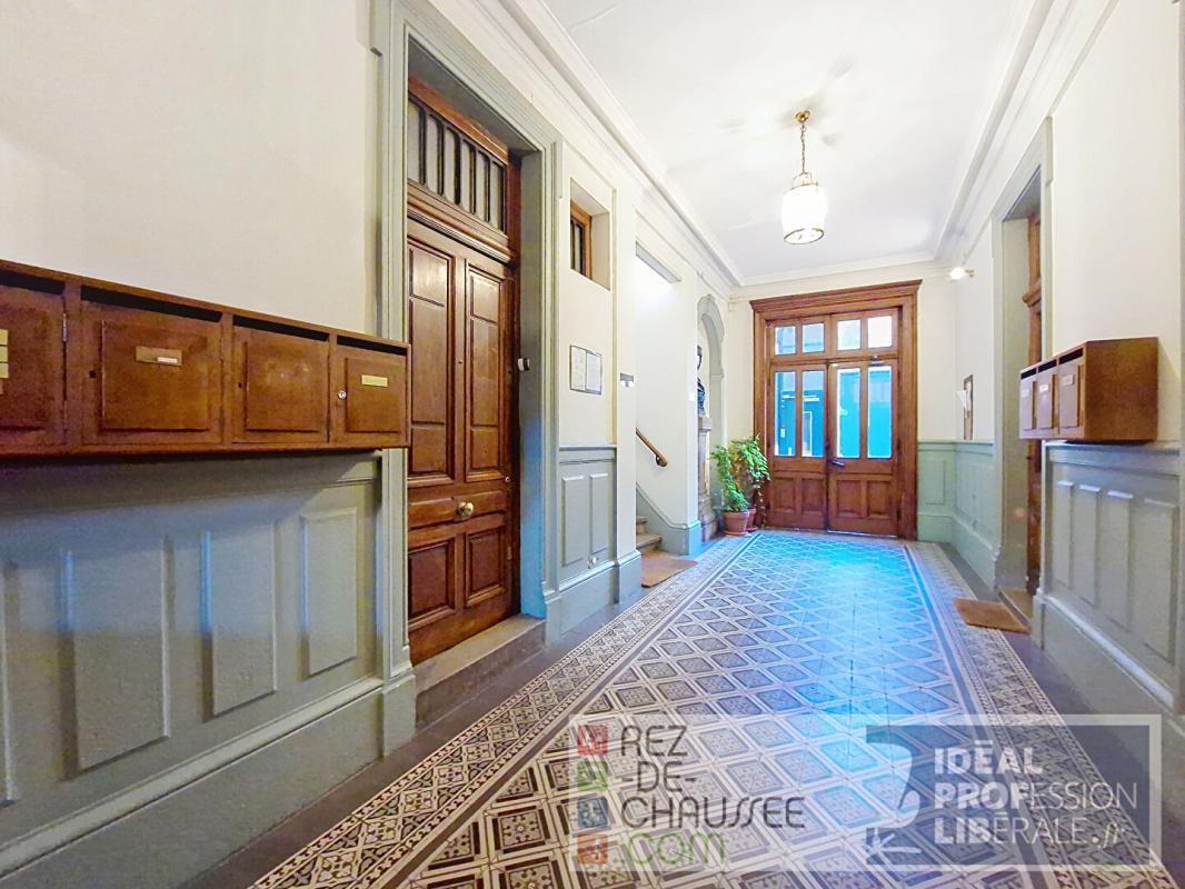 Office in Lyon for sale Building Photo- Image 1 of 7