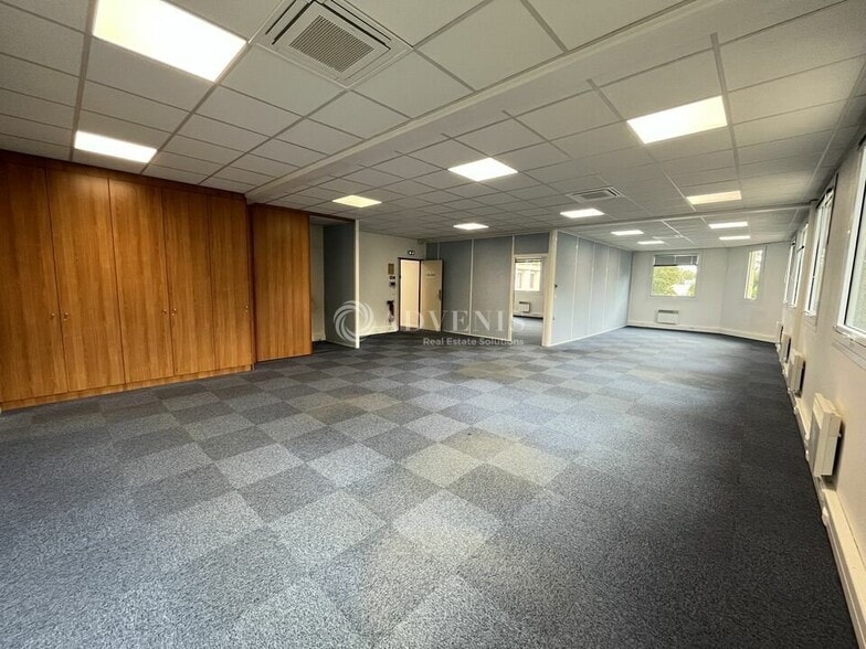 Office in Tremblay-en-France to rent - Interior Photo - Image 1 of 6