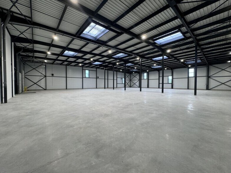 Light Industrial in Colombier-Saugnieu to rent - Building Photo - Image 2 of 11
