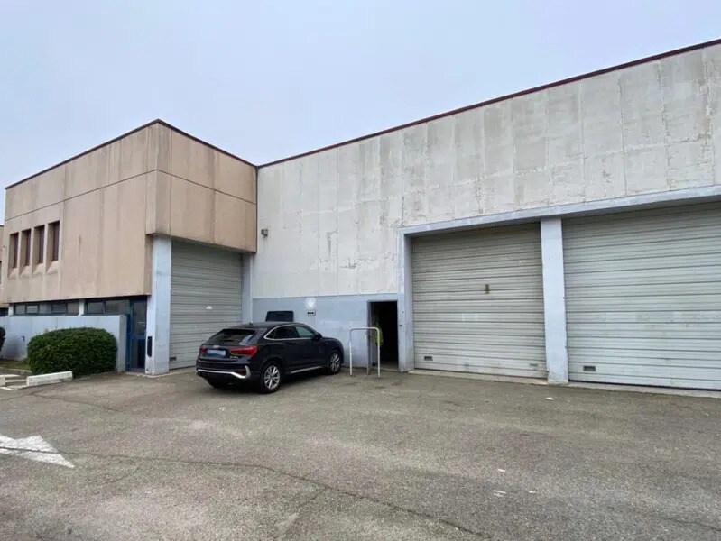 Light Industrial in Lyon to rent Building Photo- Image 1 of 8