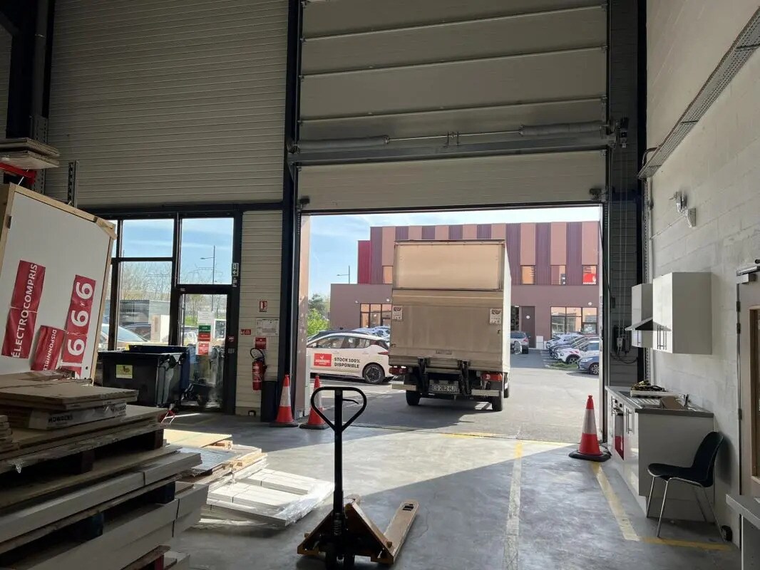 Light Industrial in Tremblay-en-France to rent Interior Photo- Image 1 of 11