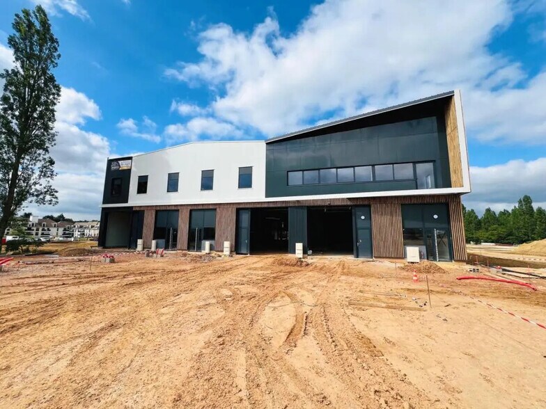 Light Industrial in Plaisir for sale - Building Photo - Image 1 of 13