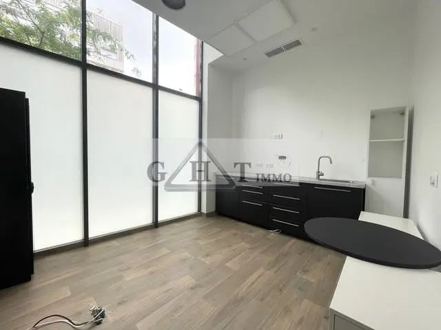 Retail in Ivry-sur-Seine to rent - Interior Photo - Image 3 of 10