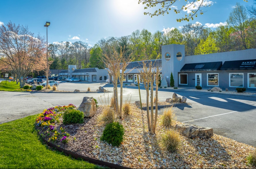 1207-1223 Taft Hwy, Signal Mountain, TN to rent - Building Photo - Image 2 of 3