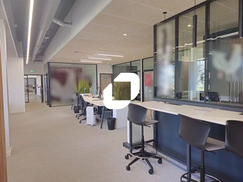 Office in Tremblay-en-France to rent Building Photo- Image 1 of 14