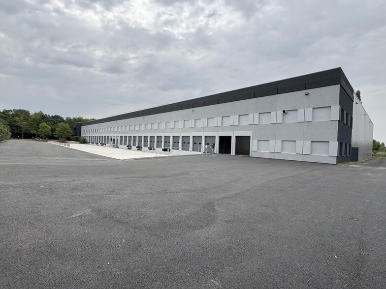 Industrial in Lisses to rent - Building Photo - Image 2 of 13