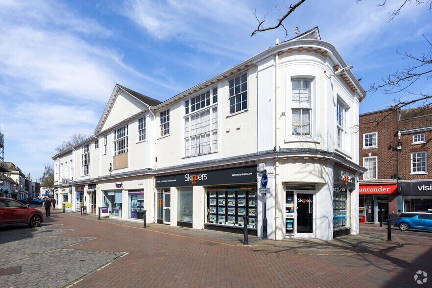 1-5 Kings Para, Ashford to rent - Primary Photo - Image 1 of 2