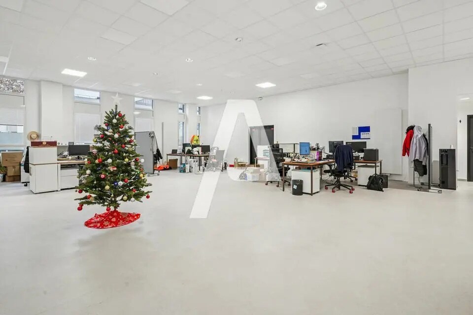 Light Industrial in Rungis to rent Interior Photo- Image 1 of 6