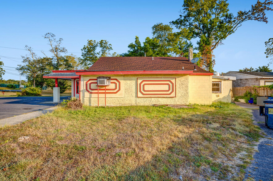 111 Lakeside Dr, Tuckerton, NJ for sale - Primary Photo - Image 1 of 32