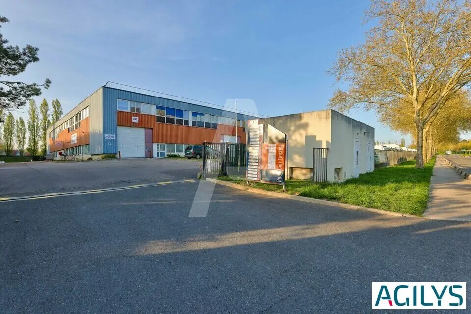 Light Industrial in Trappes to rent Building Photo- Image 1 of 4