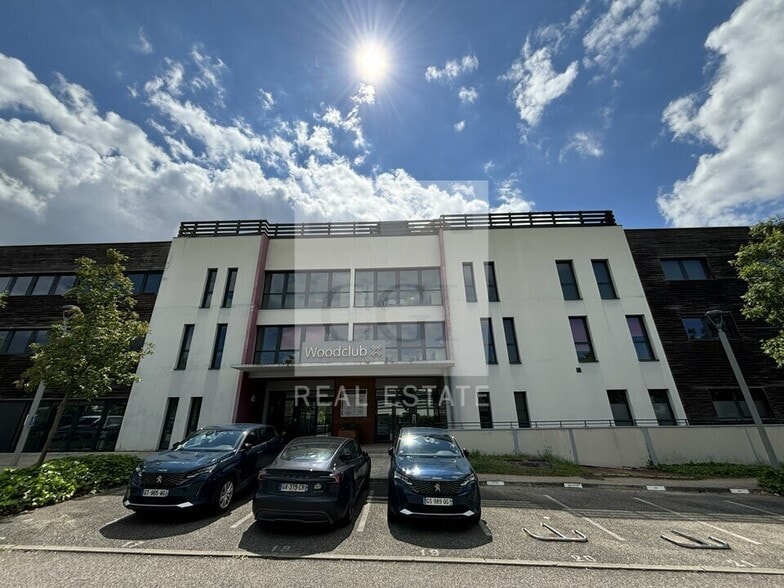97 Allée Alexandre Borodine, Saint-Priest to rent - Building Photo - Image 2 of 19