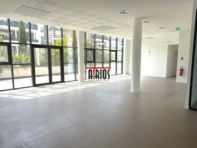 Retail in Toulon to rent - Interior Photo - Image 2 of 12
