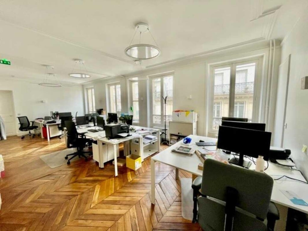 Location Bureaux 342 m² - Photo 1